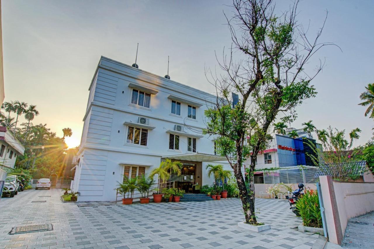 Vaccinated Staff- Capital O 74715 Phoenix Holidays Ξενοδοχείο Kochi Εξωτερικό φωτογραφία